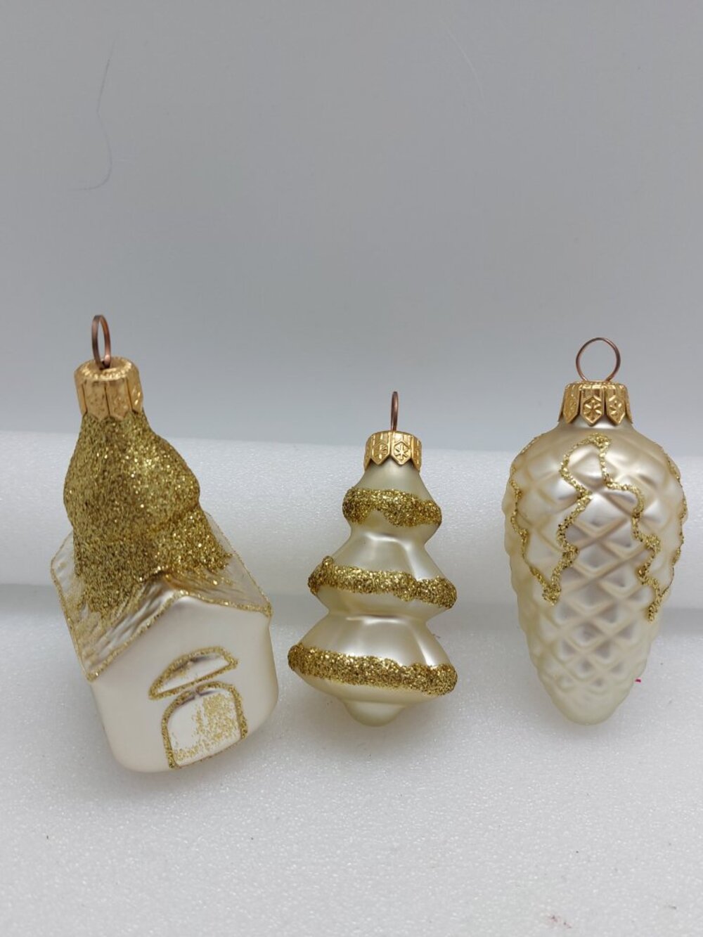 Vintage Hand Crafted Christmas Glass Ornament Off White & Gold Made In Ukraine - Picture 8 of 12